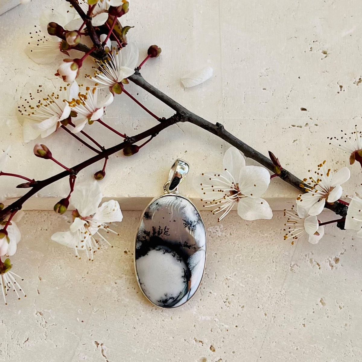 Beautifully Gifted OVAL AGATE PENDANT